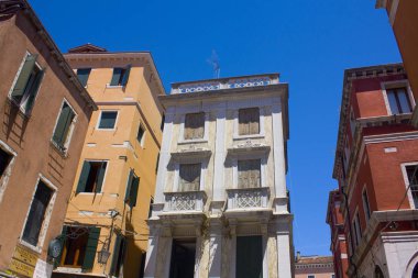 Venice, İtalya - 13 Ekim 2017: Venedik dar sokak mimarisini