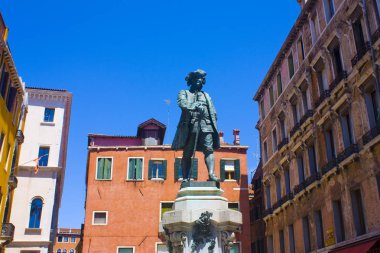 Venice, İtalya - 13 Ekim 2017: Anıt, Carlo Goldoni bir büyük İtalyan oyun yazarı ve liyakat