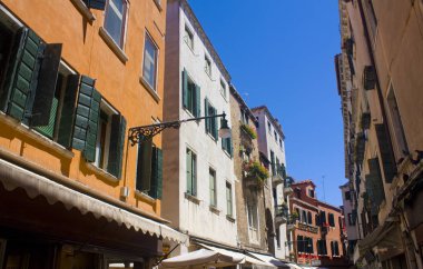 Venice, İtalya - 13 Ekim 2017: Venedik dar sokak mimarisini