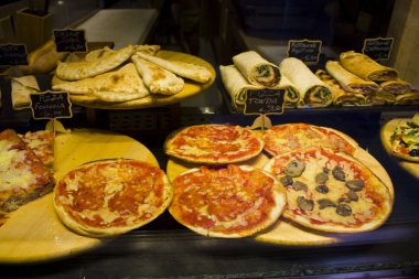Venice, İtalya - 13 Ekim 2017: Venedik bir kafede vitrin Pizza'da