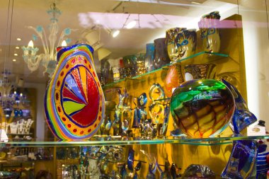 Venice, İtalya - 13 Ekim 2017: Vitrin Venedik deposunda Venedik cam (Murano cam)