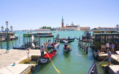 Venice, İtalya - 13 Ekim 2017: Görünüm, Venedik San Giorgio Maggiore Kilisesi ve gondol