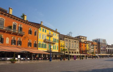 Verona, İtalya - 21 Haziran 2018: Mazzini sokak - popüler turistik alışveriş caddesi, Verona