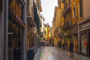 Verona, İtalya - 21 Haziran 2018: Mazzini sokak - popüler turistik alışveriş caddesi, Verona