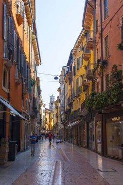 Verona, İtalya - 21 Haziran 2018: Mazzini sokak - popüler turistik alışveriş caddesi, Verona