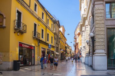Verona, İtalya - 21 Haziran 2018: Mazzini sokak - popüler turistik alışveriş caddesi, Verona