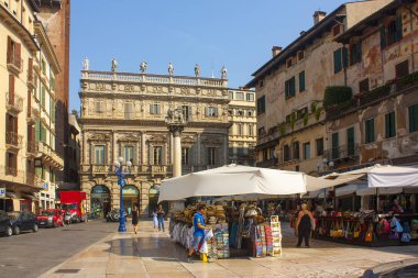 Verona, İtalya - 21 Haziran 2018: Piazza delle Erbe Verona, Pazar