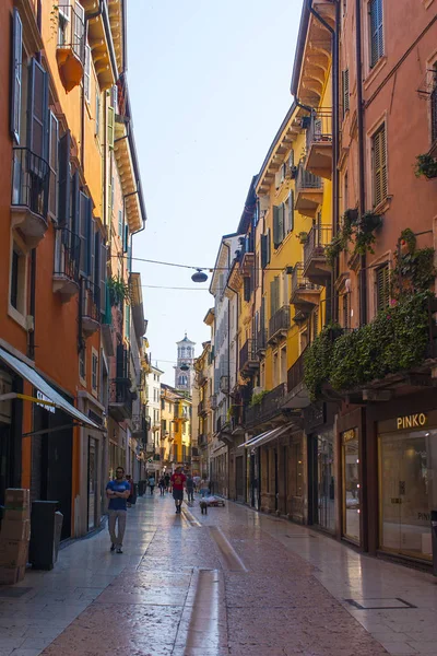 Verona Italia Junio 2018 Mazzini Street Popular Calle Comercial Turística — Foto de Stock
