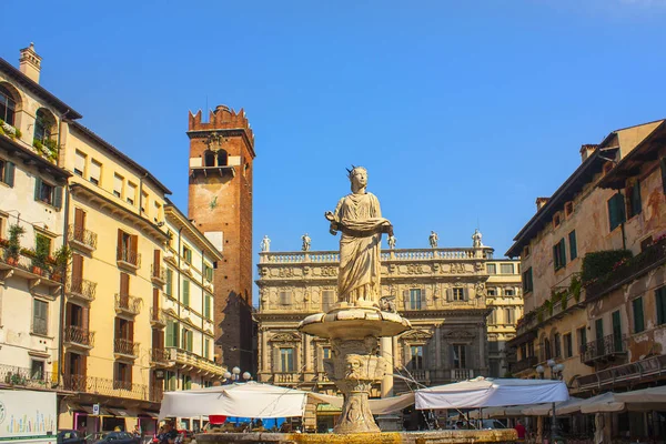 Verona Olaszország 2018 Június Madonna Verona Kút Piazza Delle Erbe — Stock Fotó