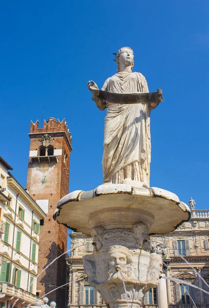 Verona Olaszország 2018 Június Madonna Verona Kút Piazza Delle Erbe — Stock Fotó