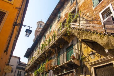 Verona, İtalya - 21 Haziran 2018: Ortaçağ bina Mazzanti Doğum Via delle Erbe Verona, Patio