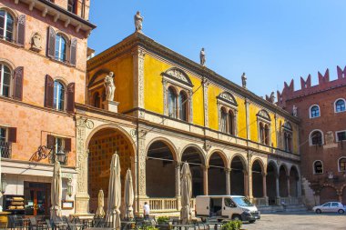 Verona, İtalya - 21 Haziran 2018: Piazza dei sinyorlar Verona