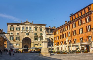 Verona, İtalya - 21 Haziran 2018: Dante Doğum Via dei sinyorlar Verona anıt