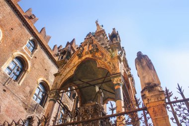 Verona, İtalya - 21 Haziran 2018: Mermer mezar olabilir Francesco Cansignorio della Scala (1340-1375), İtalyan askeri lider aradı. Verona (Unesco Dünya Mirası), Veneto, İtalya