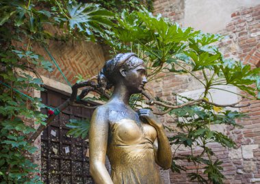 Verona, İtalya - 21 Haziran 2018: Veranda Juliet'in evin Verona, Juliet heykel