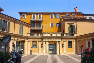 Verona, İtalya - 21 Haziran 2018: Tipik Verona mimarlık tarihi kent