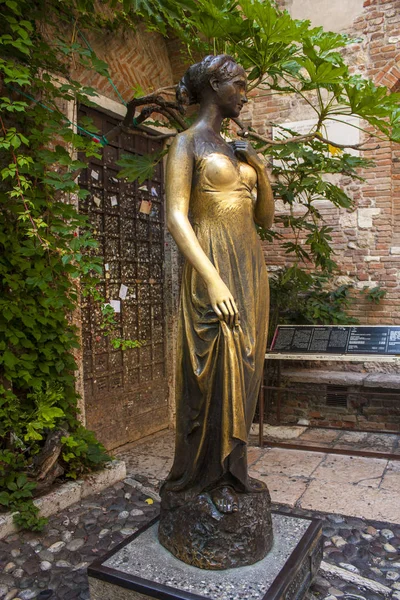 Verona, İtalya - 21 Haziran 2018: Veranda Juliet'in evin Verona, Juliet heykel