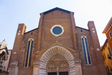Verona, İtalya - 21 Haziran 2018: Cephe ve Gotik kapı, kilise, Santa Anastasia (1290-1471) Verona (Unesco Dünya Mirası), Veneto, İtalya 