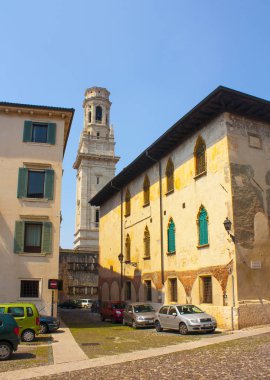 Verona, İtalya - 21 Haziran 2018: Çan kulesi Verona Katedrali (Santa Maria Matricolare)
