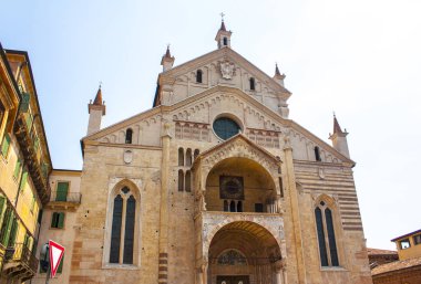 Verona, İtalya - 21 Haziran 2018: Romanesk tarzı (1187 - Unesco Dünya Mirası) - Verona Katedrali Santa Maria Matricolare