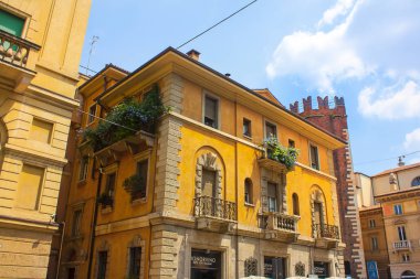 Verona, İtalya - 21 Haziran 2018: Tipik Verona mimarlık tarihi kent
