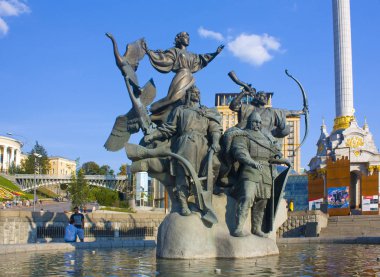 Kiev, Ukrayna - 1 Ağustos 2018: Kiev - kurucuları Kyi, Schek, Horeb ve kız kardeşleri Lybed Bağımsızlık Meydanı anıt
