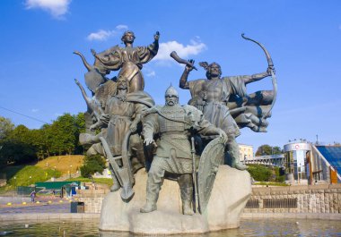 Kiev, Ukrayna - 1 Ağustos 2018: Kiev - kurucuları Kyi, Schek, Horeb ve kız kardeşleri Lybed Bağımsızlık Meydanı anıt