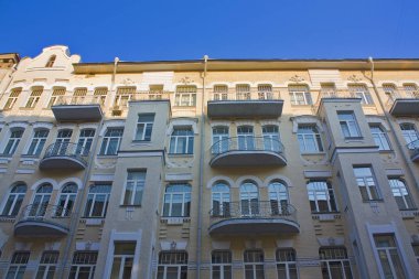 Kiev, Ukrayna - 1 Ağustos 2018: Kiev eski şehir'deki güzel eski bina