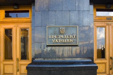 Kiev, Ukrayna - 1 Ağustos 2018: Tabela - Başkan Ukrayna Kiev Cumhurbaşkanlığı yönetim Ukrayna girişinde
