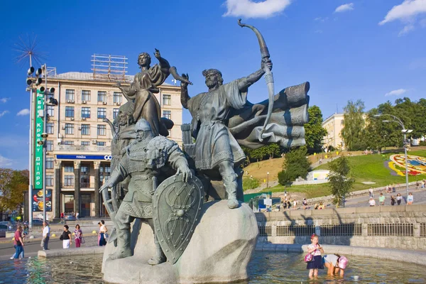 Kiev, Ukrayna - 1 Ağustos 2018: Kiev - kurucuları Kyi, Schek, Horeb ve kız kardeşleri Lybed Bağımsızlık Meydanı anıt