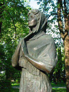 Kiev, Ukrayna - 1 Ağustos 2018: Mariya Zankovetska Mariinsky Park Kiev anıt