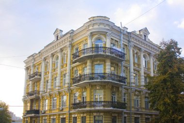 Kiev, Ukrayna - 1 Ağustos 2018: Kiev eski şehir'deki güzel eski bina