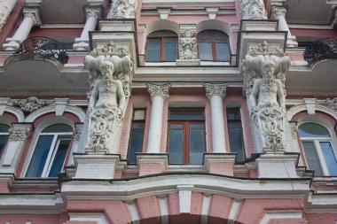 Kiev, Ukrayna - 1 Ağustos 2018: Kiev eski şehir içinde güzel eski bina zengin dekorasyon