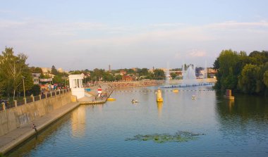 Vinnitsa, Ukrayna - 4 Ağustos 2018: Görünüm Güney Bug Nehri ve Vinnitsa Island'da Kemp yakın set of