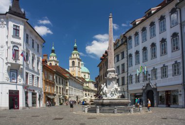 Slovenya, Ljubljana - 19 Haziran 2018: Üç Carniolan nehir Çeşme, Robba (Robba Çeşmesi) Ljubljana 