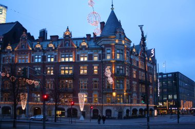 Helsinki, Finlandiya - 3 Ocak 2018: Akşam görünümünü Aleksanterinkatu Street, Kluuvi bölgesinde Noel ve yeni yıl festival aydınlatma.