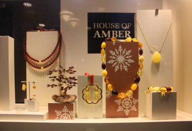 Helsinki, Finlandiya - 3 Ocak 2018. Amber mücevher dükkanı penceresinde