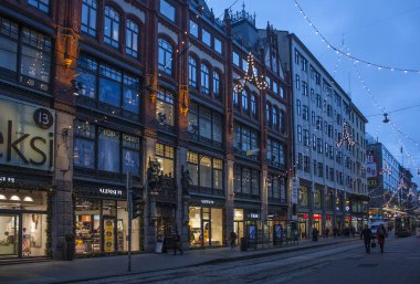 Helsinki, Finlandiya - 3 Ocak 2018: Gece Manzaralı Yılbaşı yeni yıl festival aydınlatma akşam içinde demiryolu Kluuvi bölgesinde Aleksanterinkatu Caddesi