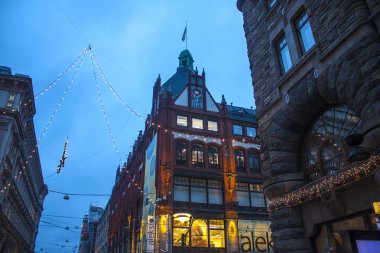 Helsinki, Finlandiya - 3 Ocak 2018: Akşam görünümünü Aleksanterinkatu Street, Kluuvi bölgesinde Noel ve yeni yıl festival aydınlatma.