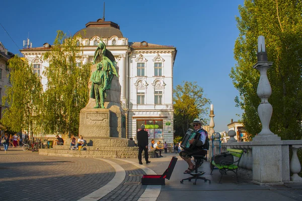 Słowenia Ljubljana Czerwca 2018 Muzyk Gra Placu Prešeren Lublanie — Zdjęcie stockowe