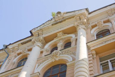 Kiev, Ukrayna - 1 Ağustos 2018: Kiev eski şehir'deki güzel eski bina