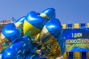 Kiev, Ukrayna - 24 Ağustos 2018: Sarı-mavi balonlar Kiev bağımsızlık günü kalp şeklinde