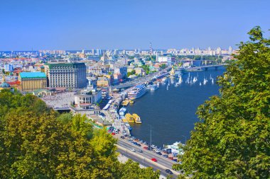 Kiev, Ukrayna - 1 Ağustos 2018: Görünüm Dnieper set, nehir İstasyonu Kiev of