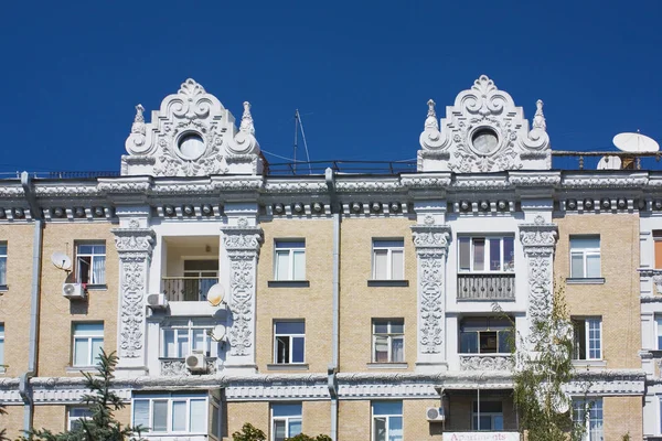 Kiev, Ukrayna - 1 Ağustos 2018: Kiev eski şehir'deki güzel eski bina