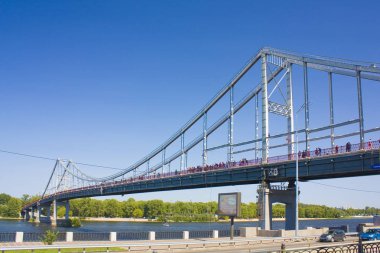 Kiev, Ukrayna - 1 Ağustos 2018: Trukhanov Adası Kiev yaya köprüsü