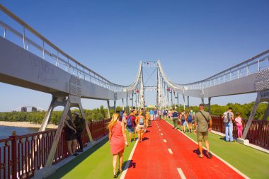 Kiev, Ukrayna - 1 Ağustos 2018: Trukhanov Adası Kiev yaya köprüsü
