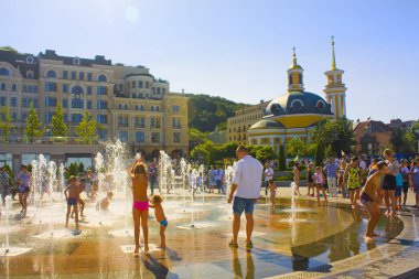 Kiev, Ukrayna - 24 Ağustos 2018: Genel Çeşme alanda kişi posta Meydanı Kiev'nehir İstasyonu yakınında ferahlatıcı banyo var