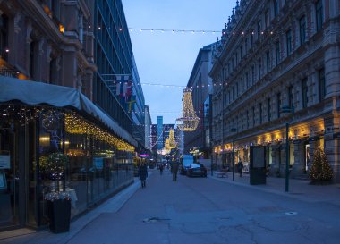 Helsinki, Finlandiya - 3 Ocak 2018: Gece Manzaralı Yılbaşı yeni yıl festival aydınlatma akşam içinde demiryolu Kluuvi bölgesinde Aleksanterinkatu Caddesi.