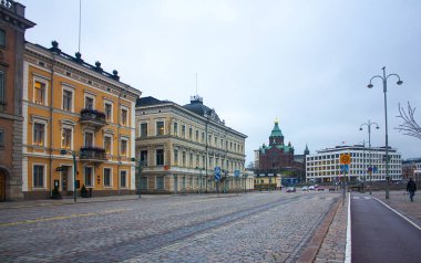 Helsinki, Finlandiya - 3 Ocak 2018: Helsinki Market Square yakınındaki merkezi sokakları