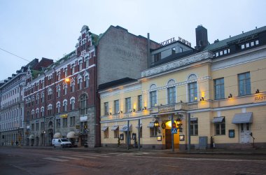 Helsinki, Finlandiya - 3 Ocak 2018: Helsinki Market Square yakınındaki merkezi sokakları
